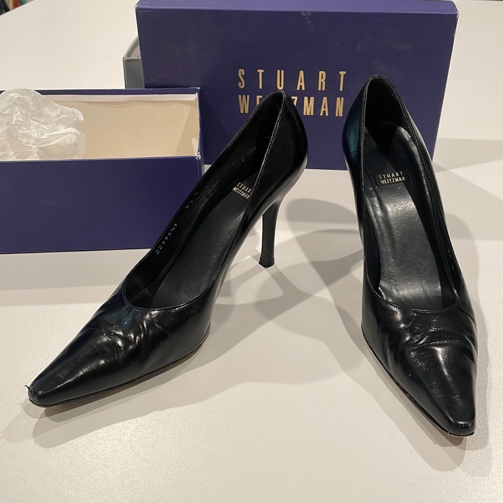The soft leather fits like a glove beautiful pump that is sexy and comfortable.